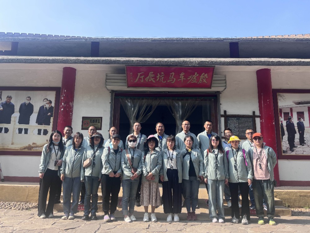 殷墟地址博物館內(nèi)合影.jpg