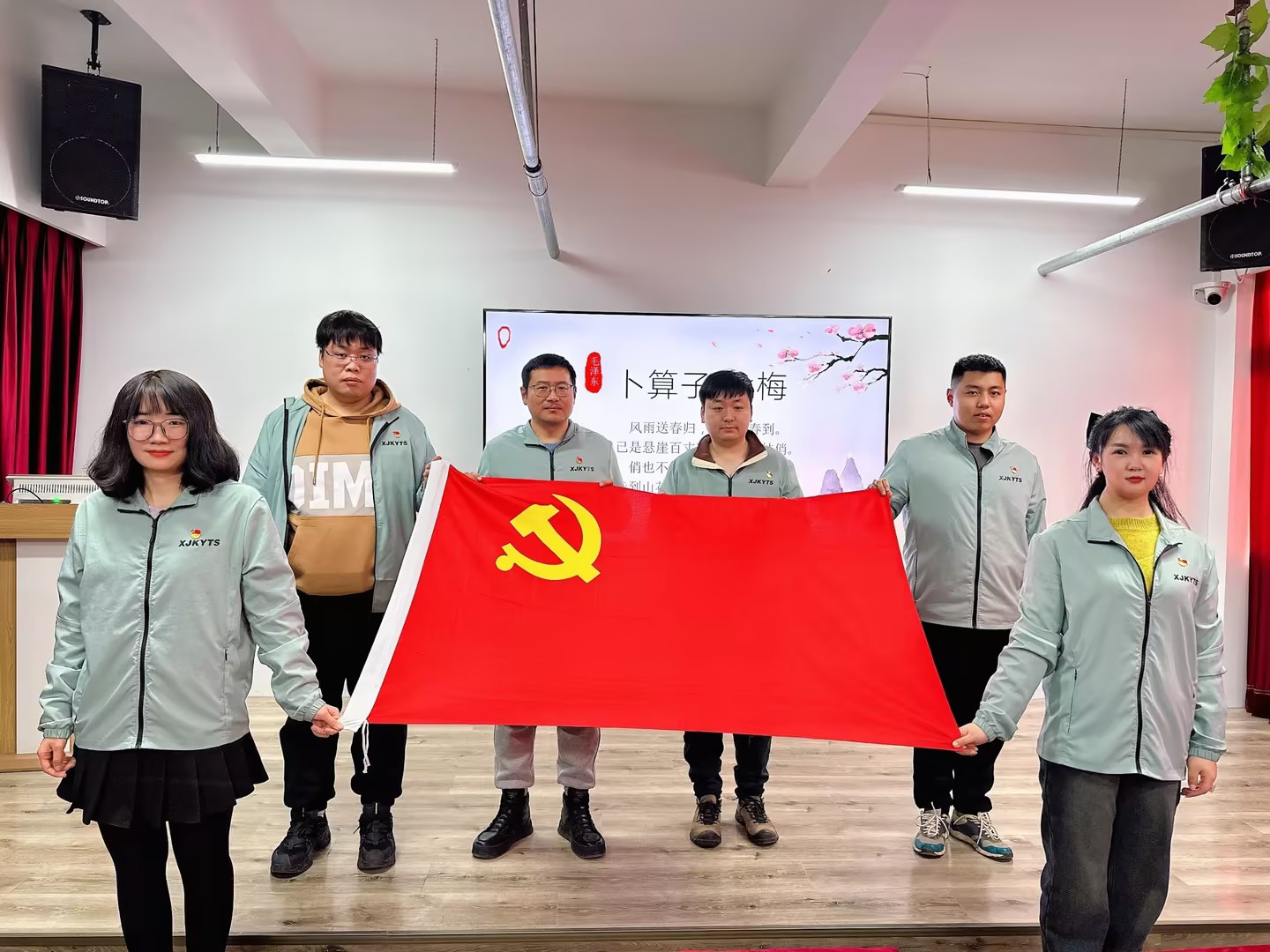 270e2e65b574ff05f4c56b72fbcc7d12.jpg